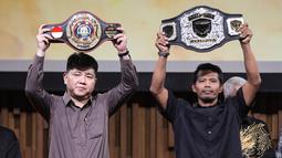 NEX Road to Champion, suatu kejuaraan pencarian bakat fighter berskala nasional. Tampak dalam foto ini, Head of Sports Business Emtek Group sekaligus CEO Nex, Hendy Lim (kiri) bersama Ketua Interdisciplinary Combat Council (ICC), Suwardi (kanan) menunjukan sabuk juara di sela-sela konferensi pers terkait Nex Road To Champion di SCTV Tower, Selasa (7/4/2026).