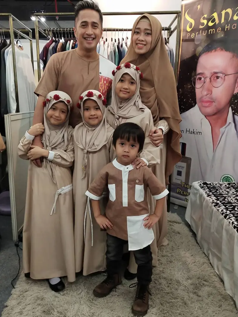 Potret Irfan Hakim Pakai Baju Kompakan Bareng Anak Istri