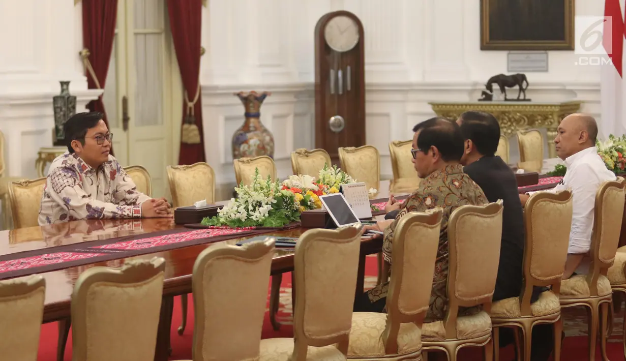 CEO Bukalapak, Achmad Zaky menemui Presiden Joko Widodo (Jokowi) di Istana Merdeka, Sabtu (16/2). Zaky mengaku, secara pribadi meminta maaf kepada Jokowi serta meluruskan cuitannya tentang 'presiden baru' dalam pertemuan itu. (Liputan6.com/Angga Yuniar)