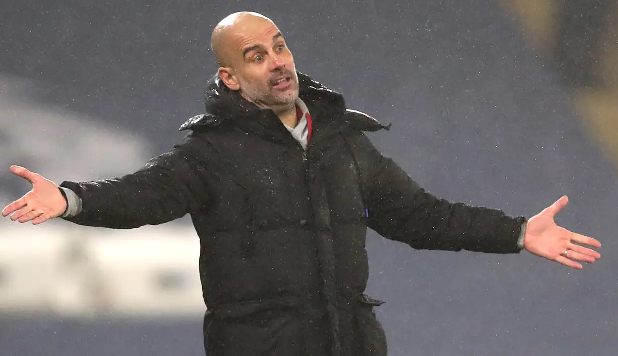 Manajer tim Manchester City, Pep Guardiola tampak kecewa atas penampilan pemainnya menghadapi Brighton and Hove Albion dalam laga lanjutan Liga Inggris 2020/21 di Etihad Stadium, Rabu (13/1/2021). Manchester City menang 1-0 atas Brighton. (AFP/Clive Brunskill/Pool)