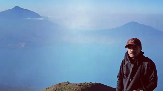 Seorang pendaki sedang berada di Gunung Iliboleng, Flores Nusa Tenggara Timur (NTT)