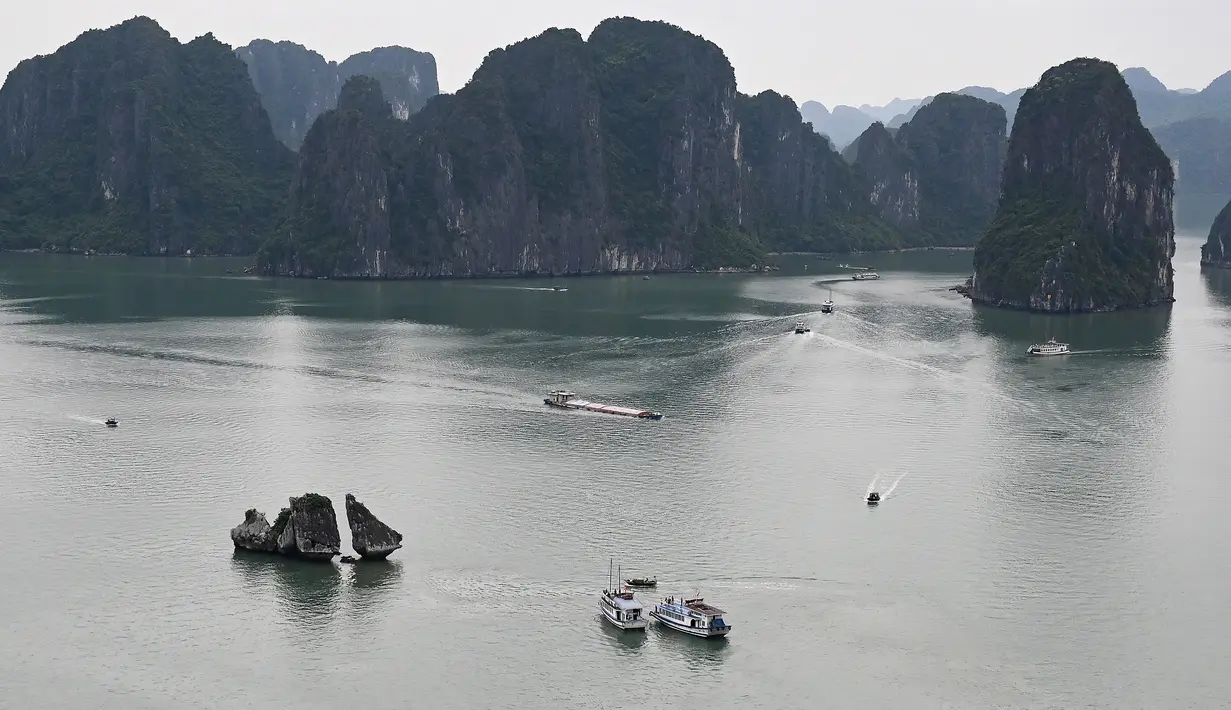 Kapal-kapal wisata berlayar di perairan Ha Long Bay, Provinsi Quang Ninh, Vietnam, Jumat (10/5/2019). UNESCO menetapkan Ha Long Bay menjadi situs warisan dunia sejak 17 Desember 1994. (Manan VATSYAYANA/AFP)