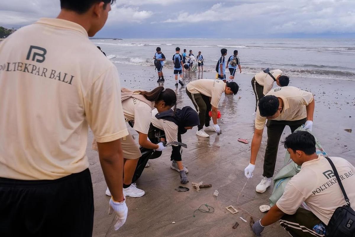 Bersih-bersih Pantai Bali