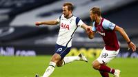 Gelandang West Ham United, Tomas Soucek (kanan) mengawal pergerakan striker Tottenham Hotspur dalam lanjutan Liga Inggris 2020/2021, Minggu (18/10/2020). (Clive Rose/Pool via AP)