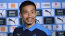 Bek baru Marseille, Yuto Nagatomo  saat konferensi pers di Marseille (2/9/2020). Mantan pemain Inter Milan ini resmi direkrut Marseille dengan  status free transfer dari Galatasaray. (AFP/Christophe Simon)
