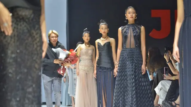 Koleksi busana Ernesto Abram dalam acara JF3 Fashion Festival di Jakarta, Minggu (28/7/2024).