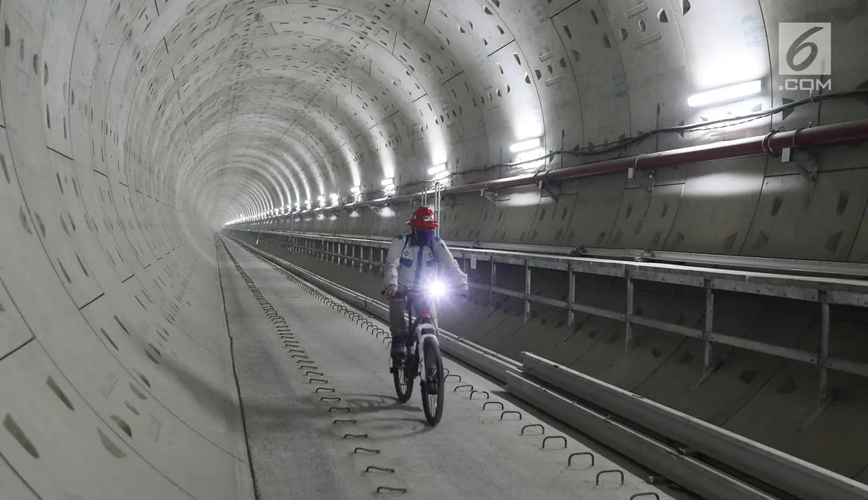 Pekerja menggunakan sepeda mengecek pembangunan proyek Mass Rapid Transit (MRT) di Jakarta, Kamis (19/10). Pembangunan MRT fase 1 (Lebak Bulus-Bundaran HI) per September 2017 telah mencapai 80,5 persen. (Liputan6.com/Immanuel Antonius)