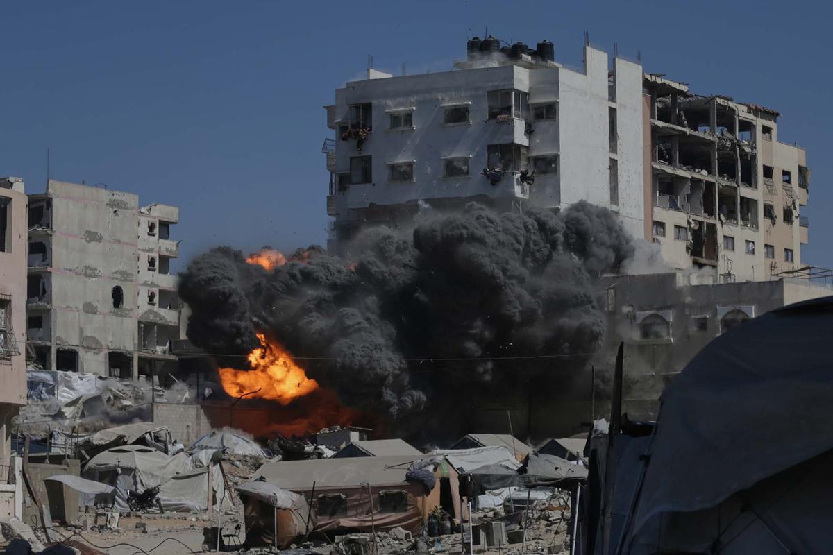 FOTO: Detik-detik Rudal Israel Hantam Gedung Bertingkat di Gaza, Warga Tetap Bertahan di Tengah Gempuran