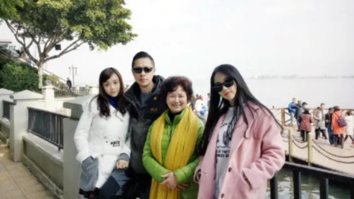 Foto keluarga ini hebohkan netizen (Foto: People's Daily Online).