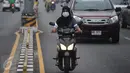 Seorang wanita mengenkaan masker saat mengendarai motor di Narathiwat yang diselimuti kabut, Thailand, Senin (5/10/2015). Kabut asap dari kebakaran hutan di Indonesia kini menyelimuti provinsi di wilayah selatan Thailand. (AFP PHOTO/Madaree TOHLALA)