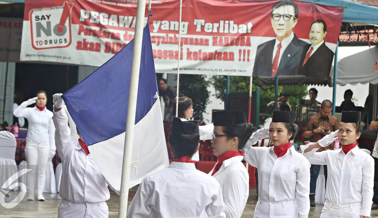 Warga binaan rumah tahanan klas II A Pondok Bambu nampak serius saat mengibarkan bendera saat mengikuti lomba pengibaran bendera di Rutan Pondok Bambu, Jakarta, Kamis (21/4). (Liputan6.com/Immanuel Antonius)