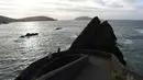 Pengunjung melihat pemandangan laut di Pulau Blasket dan Skellig, , Irlandia, Selasa (27/12). Irlandia mendapat julukan Pulau Zamrud karena memiliki pemandangan alam yang hijau terang. (REUTERS / Clodagh Kilcoyne)