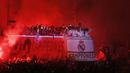 Para pemain Real Madrid bersama suporter merayakan keberhasilan mereka menjuarai La Liga Spanyol di Lapangan Cibeles, Madrid, (22/05/2017). Real Madrid meraih juara La Liga untuk ke-33 kalinya. (AP/Francisco Seco)