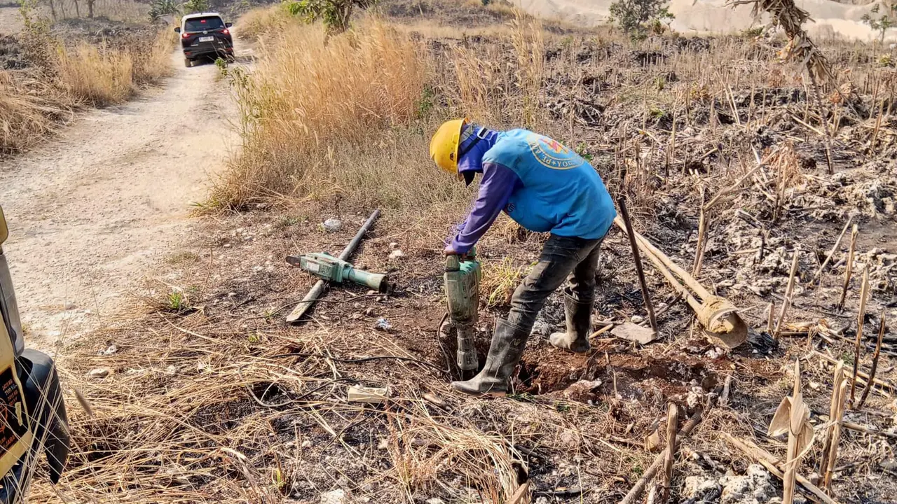 Petugas PLN menandai titik yang akan dibangun tiang listrik di kawasan Pegunungan Kendeng Utara. (Liputan6.com/Ahmad Adirin)