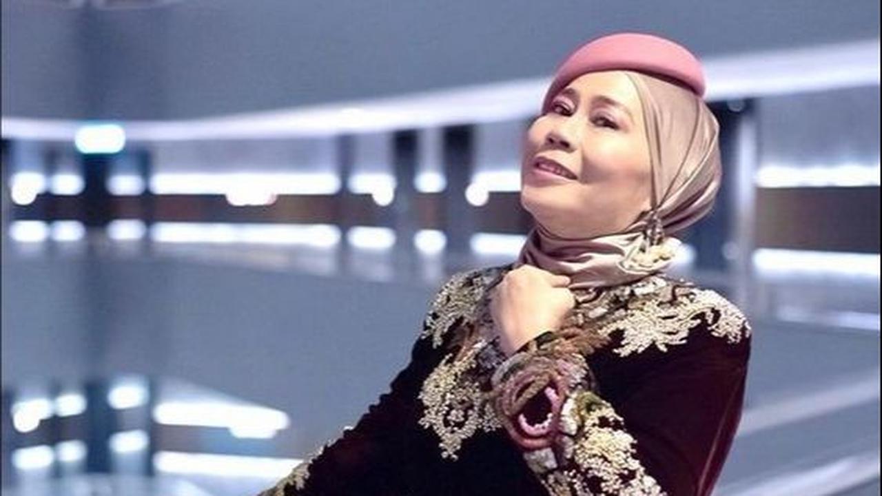 Dewi Yull, dengan sukses karirnya, membuktikan keturunan bangsawan dengan akar budaya yang kaya dan beragam.