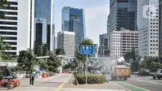 Kendaraan petugas PMI menyemprotkan disinfektan di kawasan Sudirman, Jakarta, Selasa (1/9/2020). Gubernur DKI Jakarta Anies Baswedan mengeluarkan Kepgub Nomor 879 Tahun 2020 yang berisi aturan perpanjangan PSBB Transisi secara otomatis dengan syarat tertentu. (merdeka.com/Iqbal S. Nugroho)