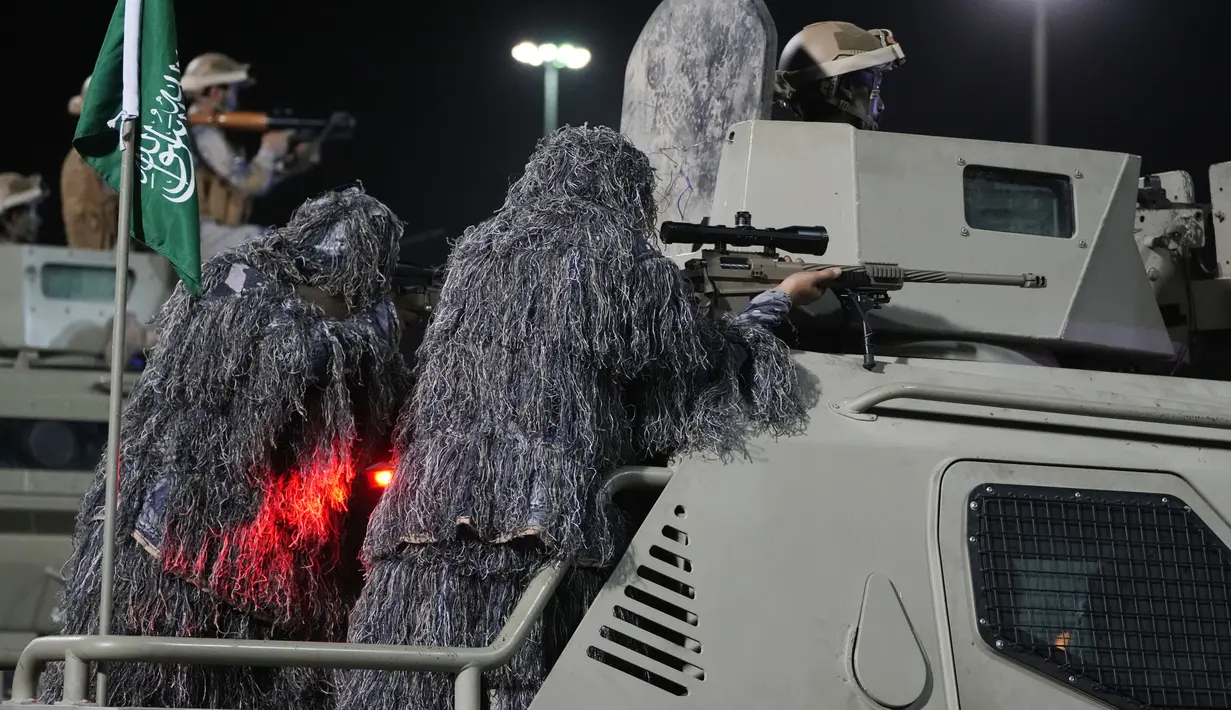 Anggota pasukan khusus Saudi tampil dalam parade militer dalam persiapan haji tahunan, di kota suci Muslim Mekah, Arab Saudi (3/7/2022). Latihan ini merupakan kesiapan pasukan Arab Saudi menjamin ketertiban selama pelaksanaan ibadah haji berlangsung. (AP Photo/Amr Nabil)