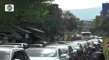 Kemacetan panjang hingga lebih dari 10 kilometer masih menyergap kawasan wisata Lembang, Bandung.
