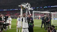 Bintang Real Madrid, Jude Bellingham mengangkat trofi Liga Champions 2023/2024. (AP Photo/Frank Augstein)