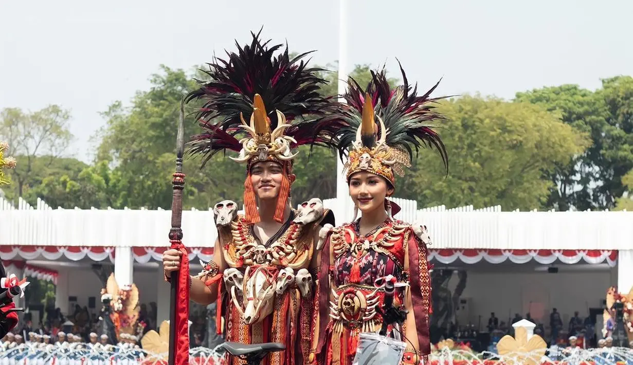 Tak kalah totalitas, pasangan Kaesang dan Erina juga terlihat mengenakan baju adat di Upacara HUT RI di Istana Merdeka. [Foto: Instagram/kaesangp]
