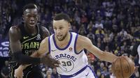Bintang Golden State Warriors Stephen Curry (kanan) dijaga guard Atlanta Hawks Dennis Schroeder pada partai NBA 2017-2018 di Oracle Arena, Jumat (23/3/2018) atau Sabtu (24/3/2018) WIB. (AP Photo/Jeff Chiu)