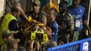 Petugas pemadam kebakaran mengevakuasi penari dari sekolah samba Unidos da Tijuca yang menjadi korban akibat runtuhnya lantai tiga mobil pawai yang digunakan saat mengikuti Rio Carnival di Rio de Janeiro, Brasil (28/2). (AFP PHOTO/Vanderlei Almeida)