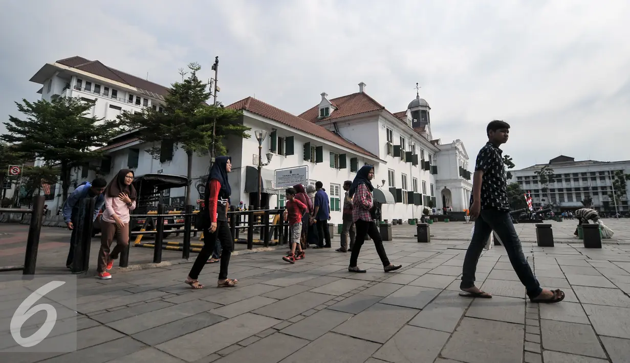 Pejalan kaki melintas di area trotoar Kota Tua, Jakarta, Kamis (4/8). Pemerintah Provinsi DKI Jakarta membuat konsep lingkungan yang ramah bagi pejalan kaki di kawasan Kota Tua sampai Pasar Ikan. (Liputan6.com/Yoppy Renato)