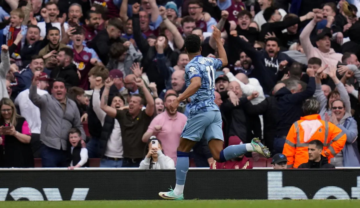 Selebrasi striker Aston Villa, Ollie Watkins setelah mencetak gol kedua timnya ke gawang Arsenal pada laga pekan ke-33 Premier League 2023/2024 di Emirates Stadium, London, Minggu (14/4/2024). (AP Photo/Kirsty Wigglesworth)