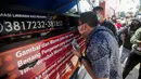 Warga menukarkan uang rupiah kertas baru emisi 2022 di Pasar Senen, Jakarta, Selasa (23/8/2022). Bank Indonesia (BI) baru saja meluncurkan uang rupiah kertas baru emisi 2022 bersamaan dengan momen HUT ke-77 RI. (Liputan6.com/Faizal Fanani)
