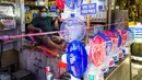 Pedagang kipas angin menunggu pembeli di tengah meningkatnya suhu di New Delhi, India, Rabu (27/5/2020). Pada 27 Mei 2020, suhu terpanas di India mencapai 50 derajat Celcius. (Jewel SAMAD/AFP)