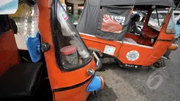 Sejumlah bajaj mangkal di kawasan Stasiun Gondangdia, Jakarta, Selasa (25/2/2015). Para pemilik bajaj orange yang bermesin 2 tak mengaku siap untuk menjadi bajaj biru berbahan bakar gas (Liputan6.com/Faizal Fanani)