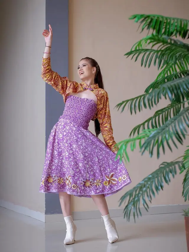 Gaya Batik Bertumpuk dengan Sentuhan Modern