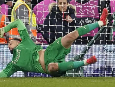 Kiper Paris Saint-Germain, Gianluigi Donnarumma menepis tendangan penalti pemain Liverpool, Curtis Jones dalam laga leg kedua Liga Inggris 2024/2025 di Anfield, Inggris, Rabu (12/03/2025) WIB.