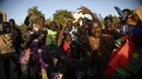 Kerumunan merayakan pengumuman bahwa Letnan Kolonel Paul Henri Sandaogo Damiba mengambil kendali negara di Ouagadougou, Burkina Faso, Senin (24/1/2022). Kudeta berlangsung sehari setelah penembakan di sejumlah barak militer di Ibu Kota Ougadougou dan dekat kediaman Presiden Kabore (AP/Sophie Garcia)