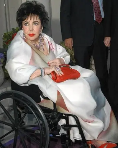 Liz Taylor harus duduk di kursi roda pada akhir hidupnya