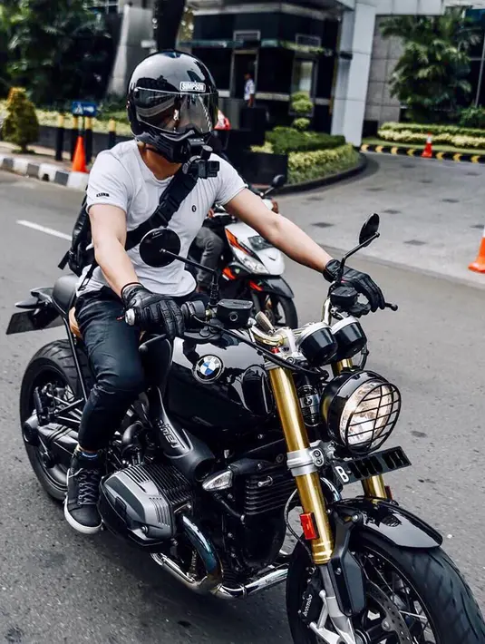 Selain suka naik motor gede, bagi kamu yang suka menonton chanel YouTube Ariel, tentu pernah menonton salah satu video tentang motor kenangan milik Ariel saat kuliah. Saat kuliah Ariel gunakan motor bebek yang antarkan Ariel pada masa kuliah. (Liputan6.com/IG/@ariel_inst)