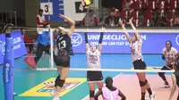 Pemain&nbsp;Jakarta Popsivo Polwan asal Turki Neriman Ozsoy melancarkan spiker saat melawan Yogya Falcons pada laga PLN Mobile Proliga&nbsp;2025&nbsp;di GOR Tri Dharma, Gresik, Jumat (10/1).&nbsp;Popsivo&nbsp;menang 3-0 (25-14, 25-18, 25-19).&nbsp;(foto: PP PBVSI)