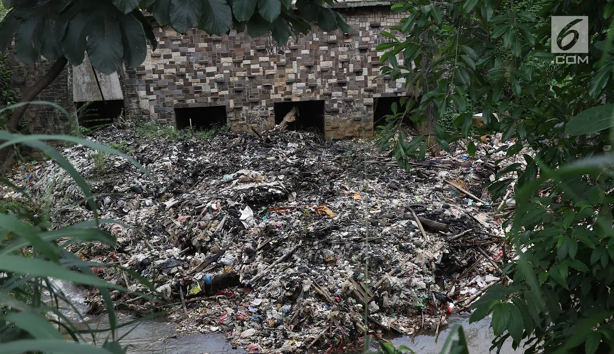 Sampah menumpuk dan menutupi sebagian aliran Kali Baru di kawasan Cibinong, Bogor, Jawa Barat, Senin (11/3). Perilaku buruk warga yang membuang sampah sembarangan menyebabkan kondisi kali dipenuhi sampah rumah tangga. (Liputan6.com/Immanuel Antonius)