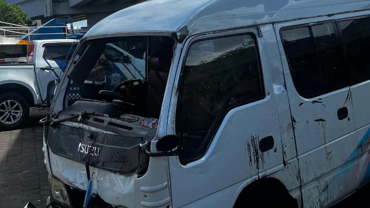 Mobil Travel Terguling di Tol Bali Mandara, 13 WNA China Terluka