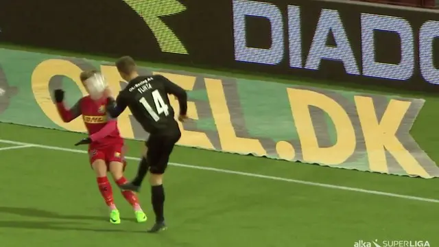 Mads Pederson, pemain Nordsjaelland mengalami kesakitan usai wajahnya terkena bola namun berujung gol. This video presented by BallBall