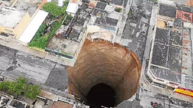 Sinkhole paling tersohor berada di Ibu Kota Guatemala City, Guatemala. Peristiwa yang terjadi pada 30 Mei 2010 ini menyebabkan sebuah gedung tertelan ke dalam lubang selebar 18,2 meter dengan kedalaman 100 meter (AP)