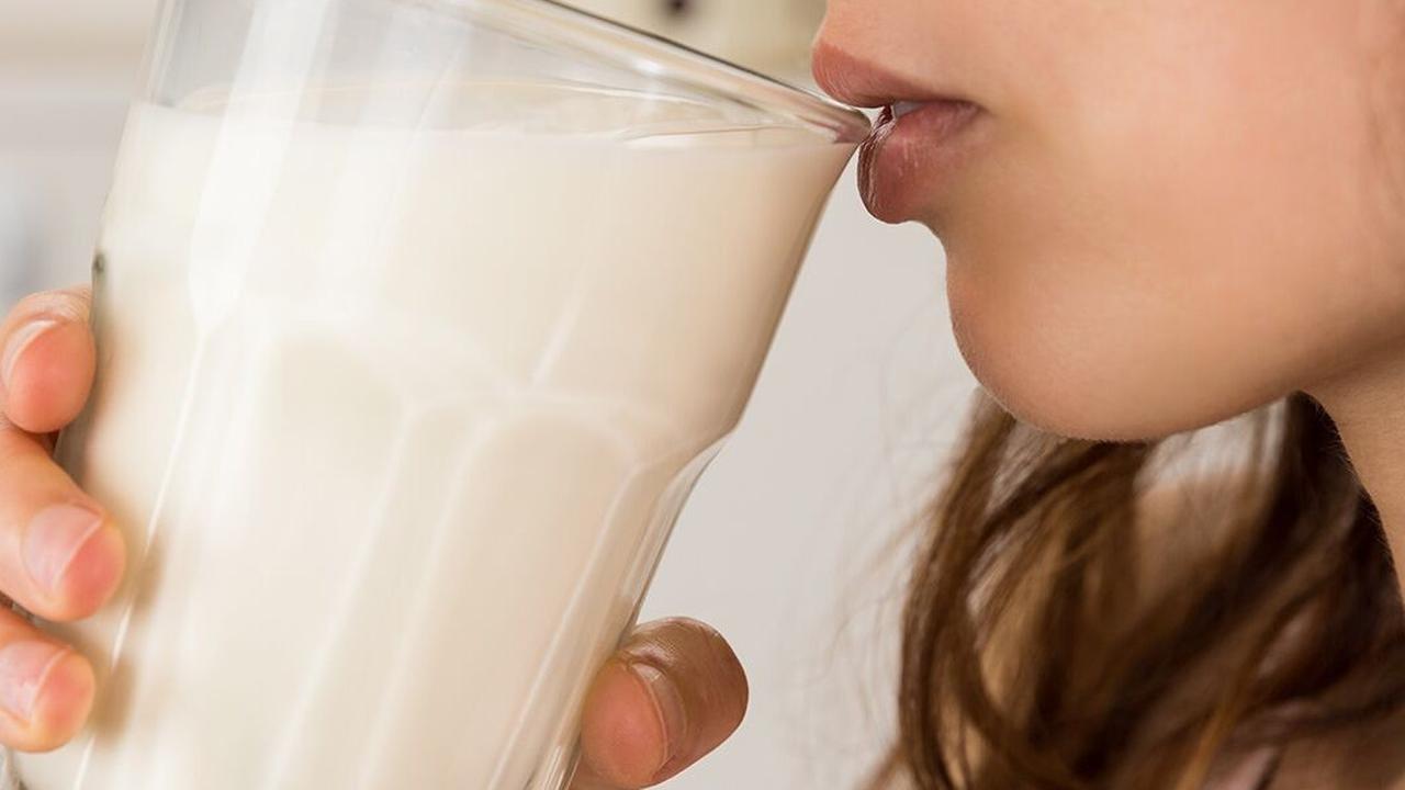ilustrasi minum susu