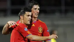 Ekspresi kegembiraan David Villa (kiri) dan Fernando Torres ketika Spanyol melumat Liechtenstein 4-0 pada partai kualifikasi Euro 2012 di Vaduz, 3 September 2010. AFP PHOTO/FABRICE COFFRINI