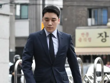 Mantan anggota boyband BIGBANG, Seungri yang memiliki nama asli Lee Seung Hyun tiba untuk menjalani interogasi di Kantor Polisi Metropolitan Seoul, Rabu (28/8/2019). Polisi memanggil Seungri untuk memberikan keterangan atas tuduhan kasus perjudian di luar negeri. (Jung Yeon-je / AFP)
