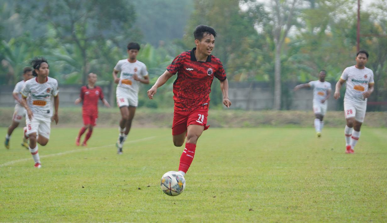 Pemain Persija Jakarta, Witan Sulaeman menguasai bola saat menghadapi Persipu FC pada laga uji coba menjelang bergulirnya Liga 1 musim 2023/2024 di Persija Training Center, Nirwana Park, Bojongsari, Depok, Sabtu (10/6/2023) sore WIB. (Dok. Persija)