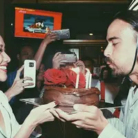 Nampak dalam beberapa foto, pasangan suami istri yang selalu terlihat harmonis itu masih mengenakan piama. Keduanya juga mengenakan topi kerucut. Kue ulang tahun diberikan pada suaminya yang telah memberikan seorang anak itu. (Instagram/teambcl)