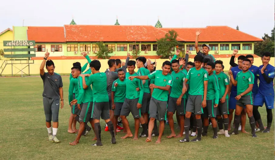 Timnas Indonesia U-19 saat latihan di Lapangan Jenggolo, Sidoarjo, Jumat (29/6/2018). (Bola.com/Zaidan Nazarul)
