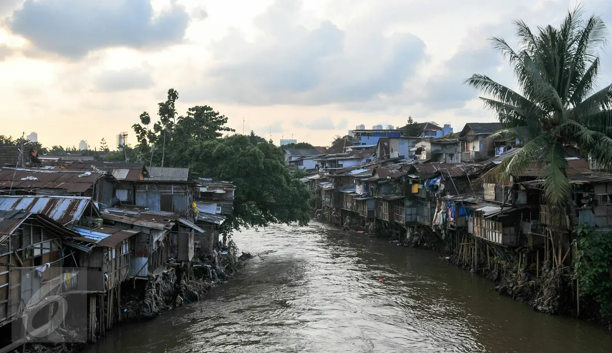 Suasana pemukiman warga bantaran sungai Ciliwung, Jakarta, Rabu (18/5/2016). Gubernur DKI Jakarta, Basuki Tjahaja Purnama mencatat ada sekitar 50 ribu warga bantaran Ciliwung yang harus direlokasi. (Liputan6.com/Yoppy Renato)