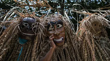 Penduduk dari Suku Mah Meri mengenakan pakaian tradisional pada ritual Puja Pantai di Pulau Carey, Kuala Lumpur, 9 Februari 2019. Puja Pantai merupakan ritual persembahan kepada roh laut untuk merayakan tahun baru Suku Mah Meri. (Mohd RASFAN/AFP)