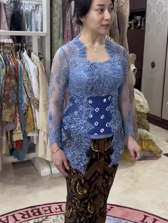 Sedang hamil anak kedua, Nikita Willy mengenakan kebaya baby blue dipadukan obi jumputan warna senada. Dipadukan kain batik coklat. [@askyfebrianti]